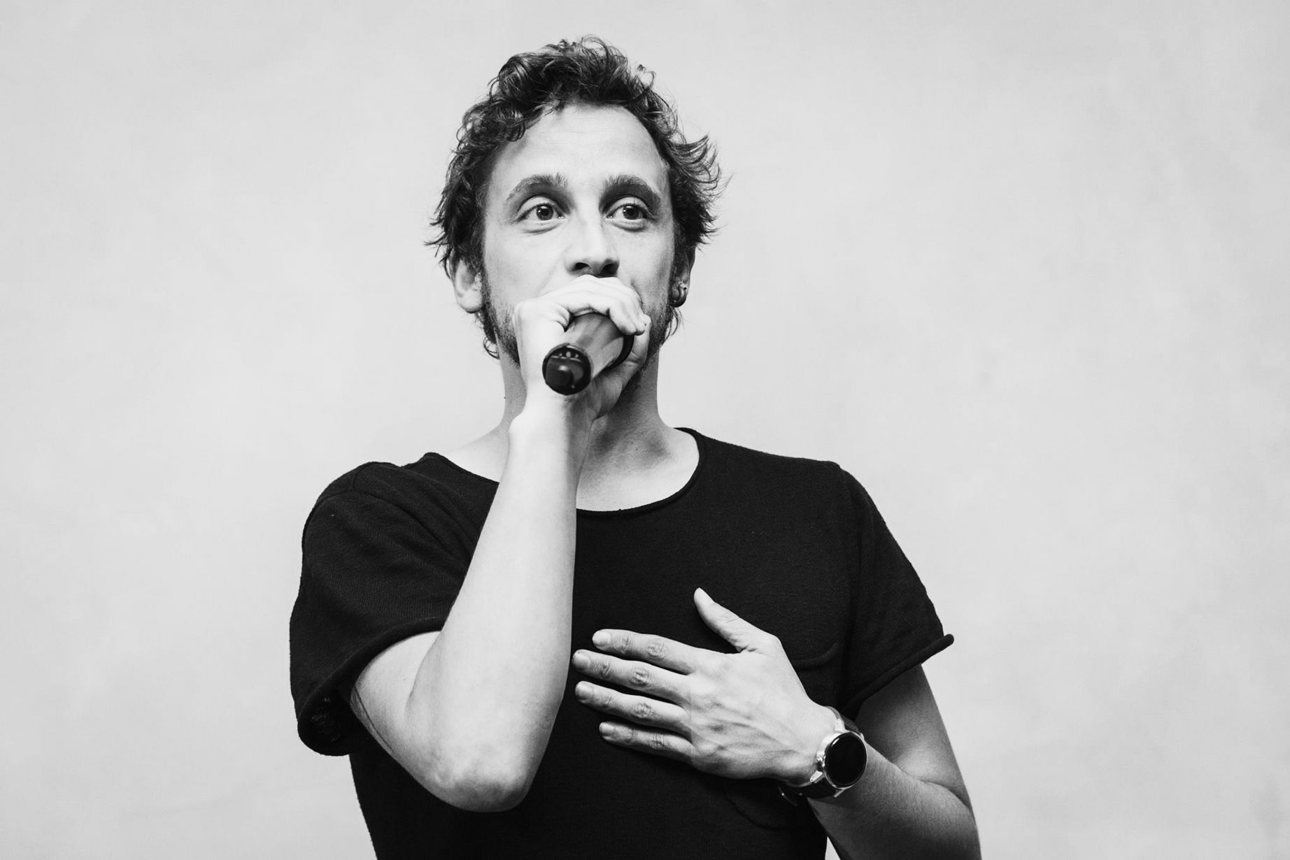 Niel Van Herck spreekt voor een publiek