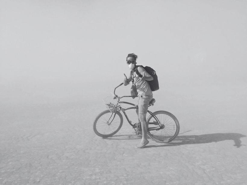 Reiziger met fiets in een uitgestrekt landschap